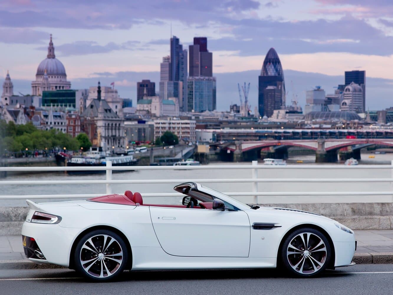 Aston Martin V12 Vantage