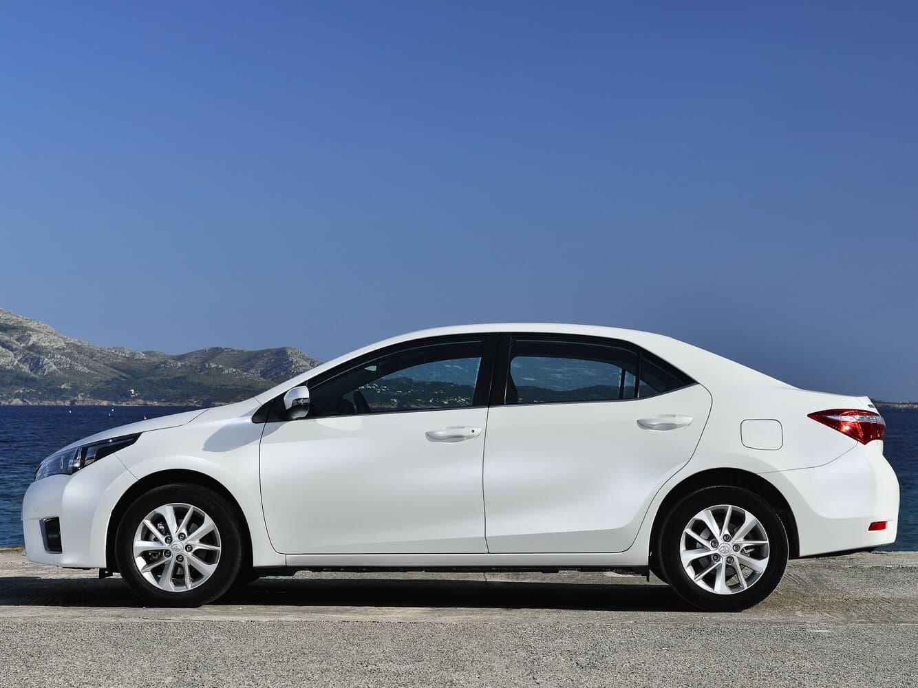 Toyota Corolla XI (E160, E170, E180) Седан, фото 2