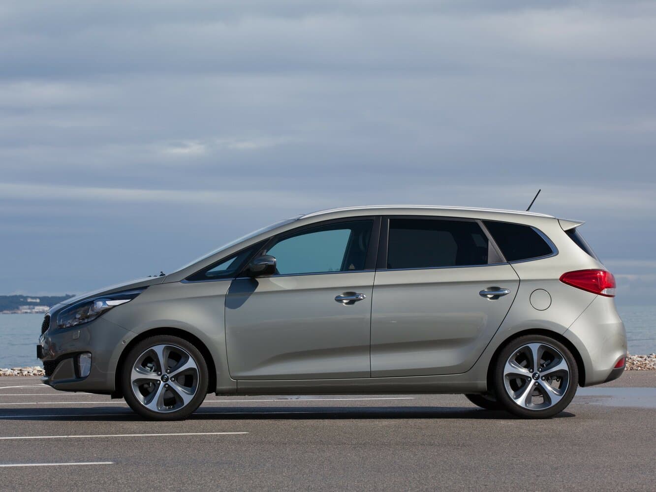 Kia Carens III (RP) Компактвэн, фото 2