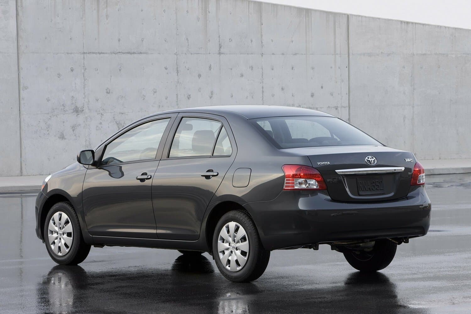 Toyota Yaris II Рестайлинг Седан, фото 3