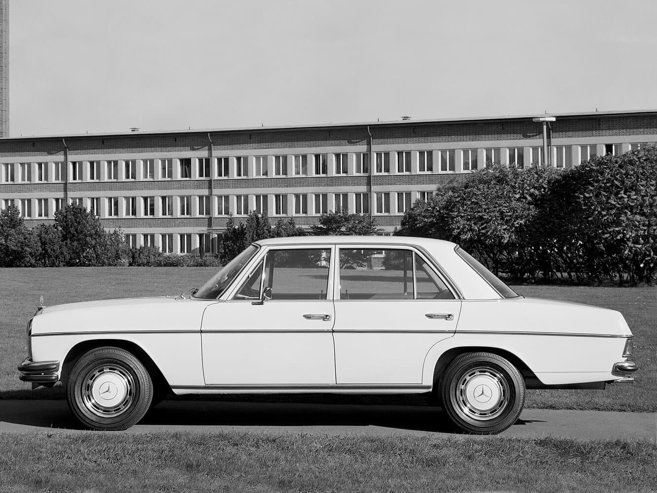 Mercedes-Benz W114  Седан, фото 2