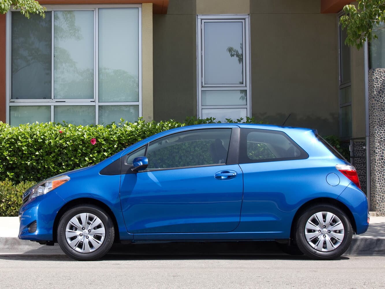 Toyota Yaris III Хэтчбек 3 дв., фото 2