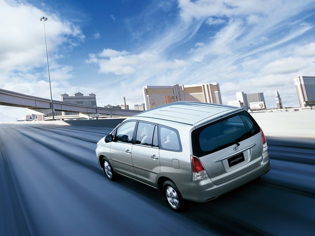 Toyota Innova I Компактвэн, фото 4
