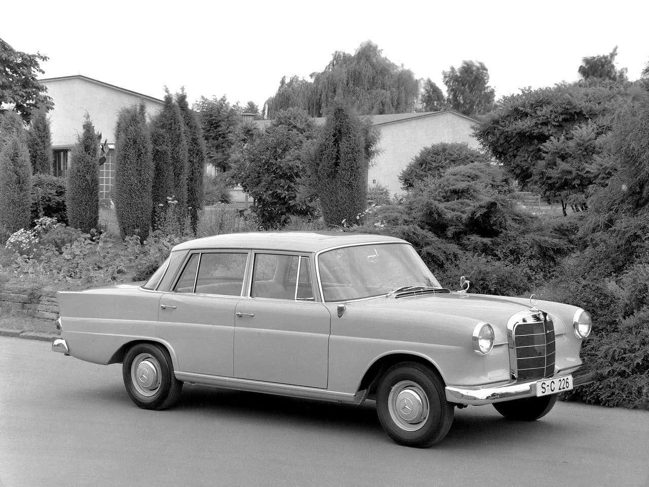 Mercedes-Benz W110 First Series Седан, фото 1