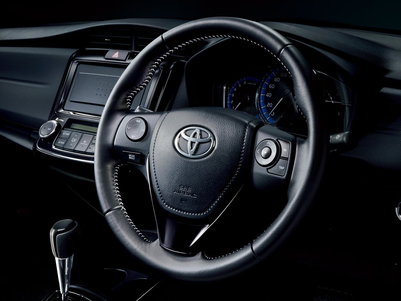 Toyota Corolla XI (E160, E170, E180) Рестайлинг 1 Седан Axio, фото 4