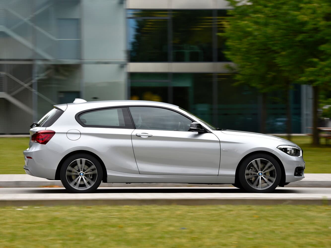 BMW 1 series II (F20/F21) Рестайлинг 2 Хэтчбек 3 дв., фото 2
