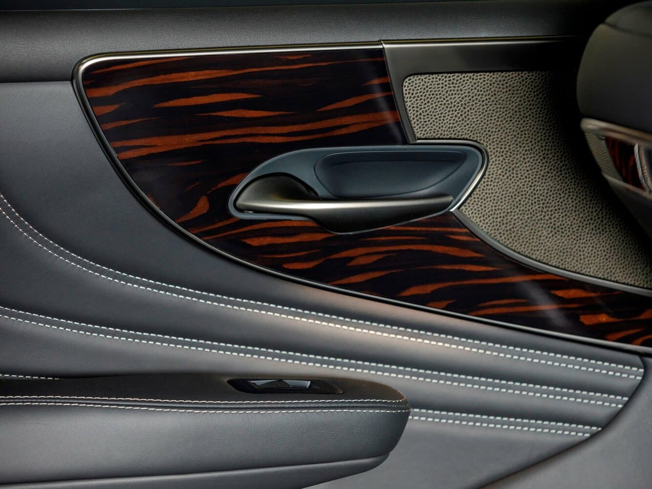 Lexus LS V Седан, фото 8