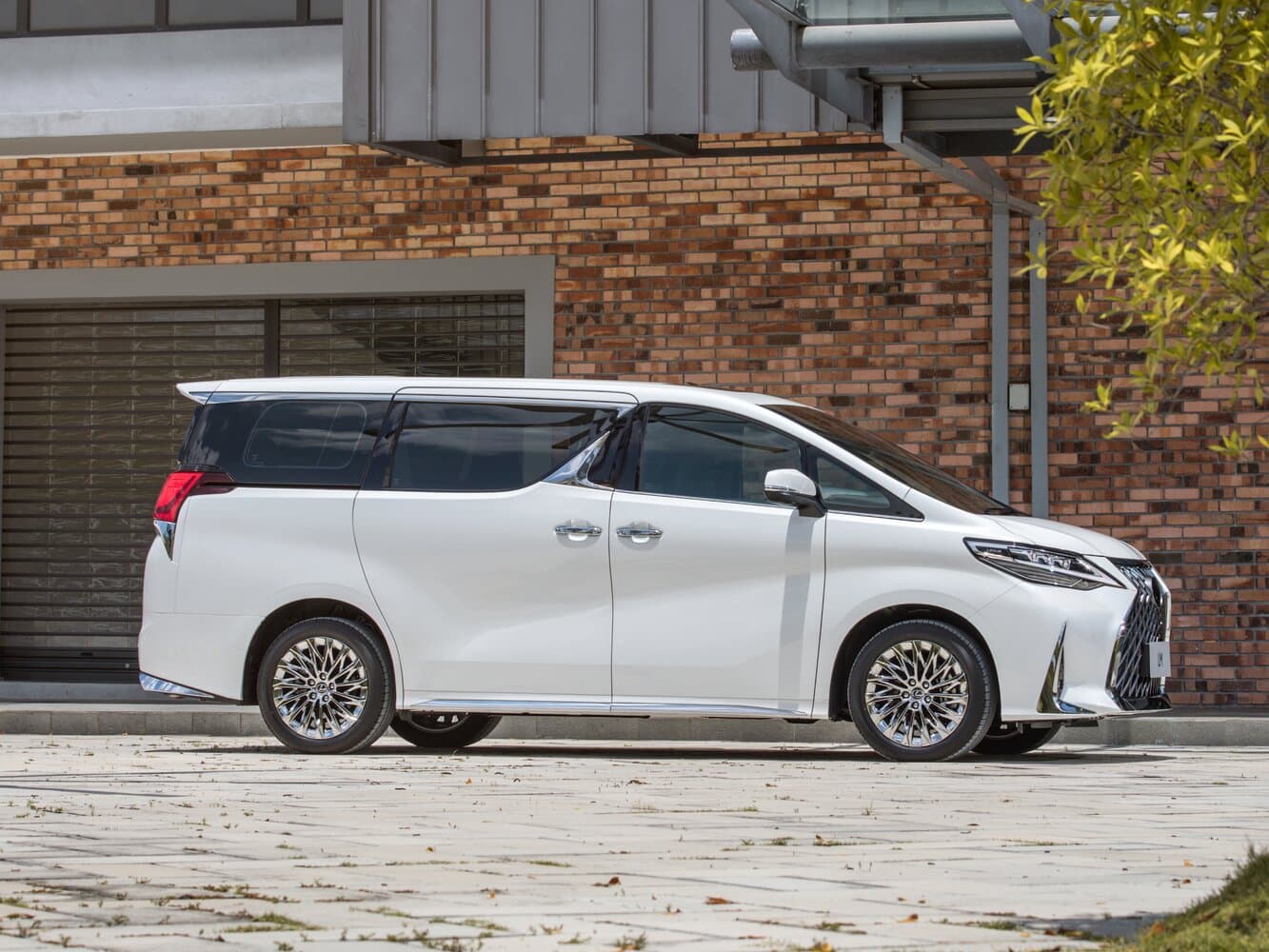 Lexus LM I Минивэн, фото 2