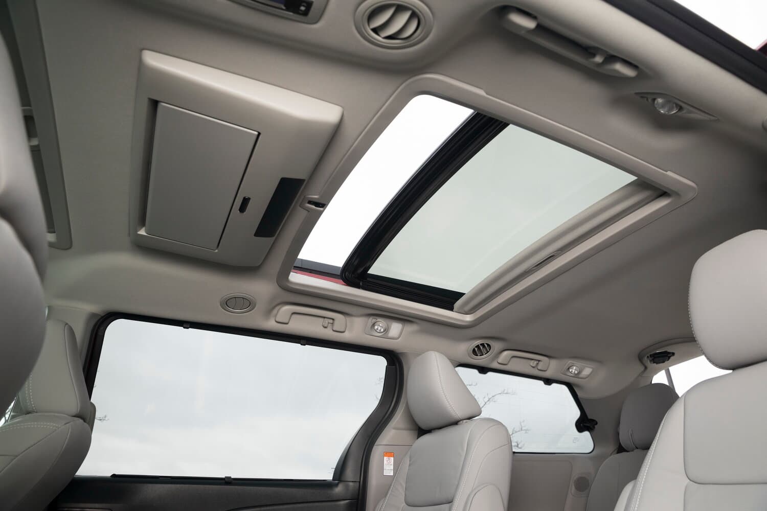 Toyota Sienna III Рестайлинг 2 Минивэн, фото 15