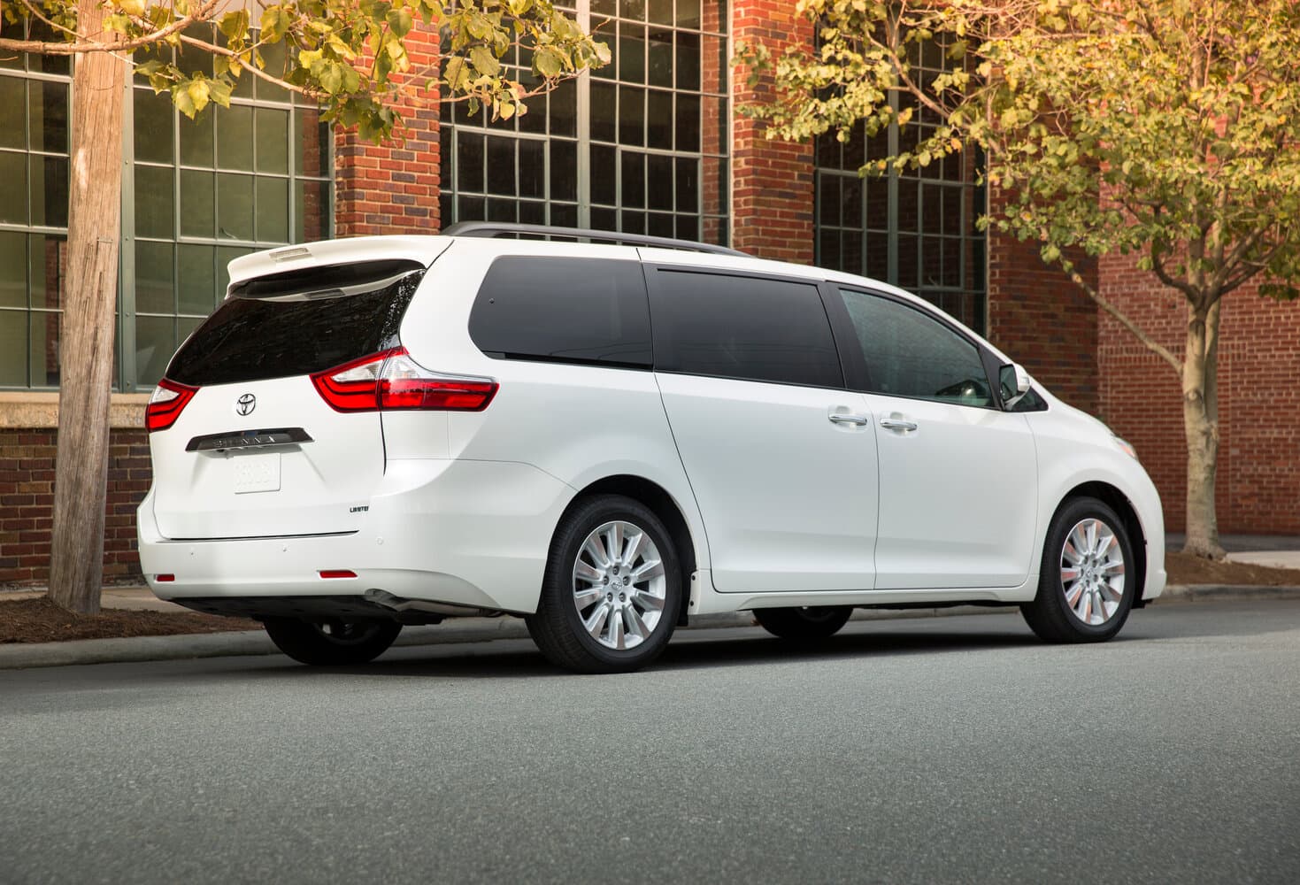 Toyota Sienna III Рестайлинг Минивэн, фото 5