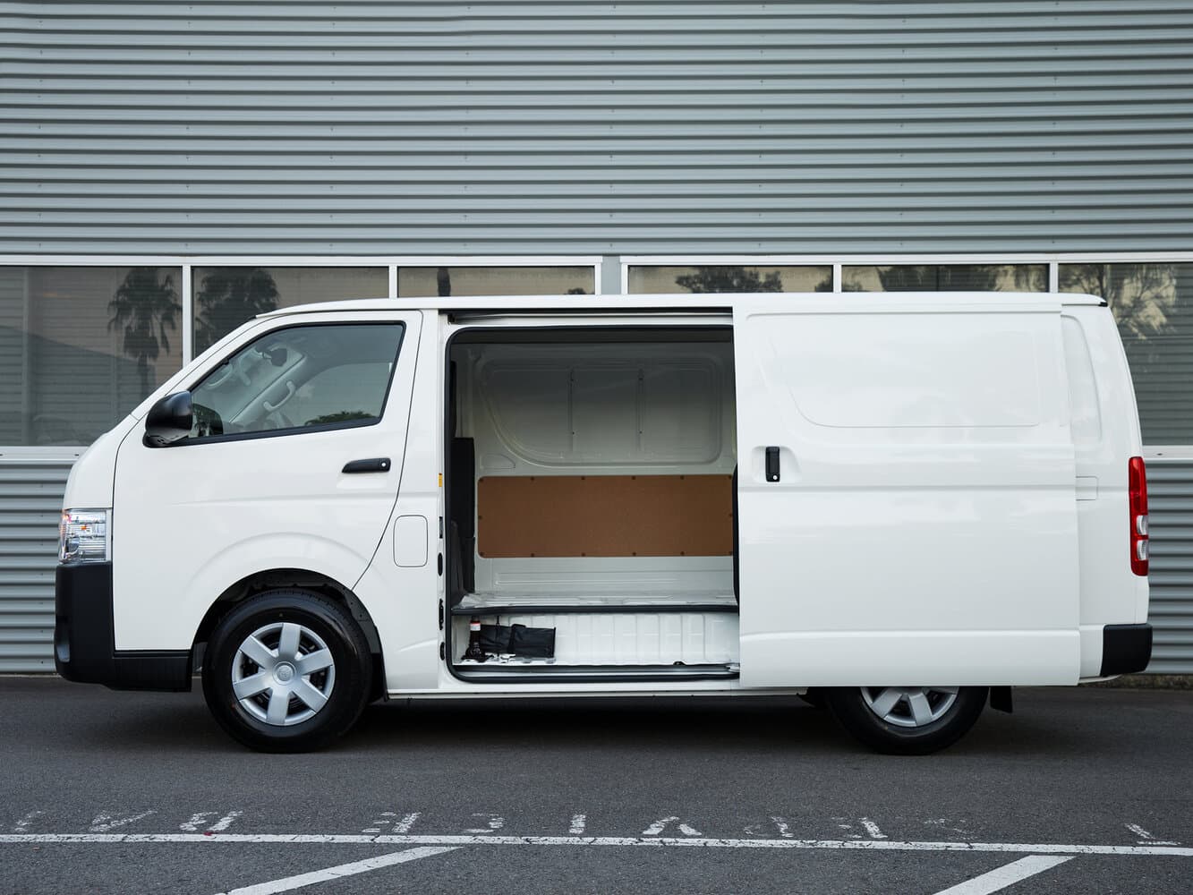 Toyota HiAce H200 Рестайлинг Фургон, фото 2