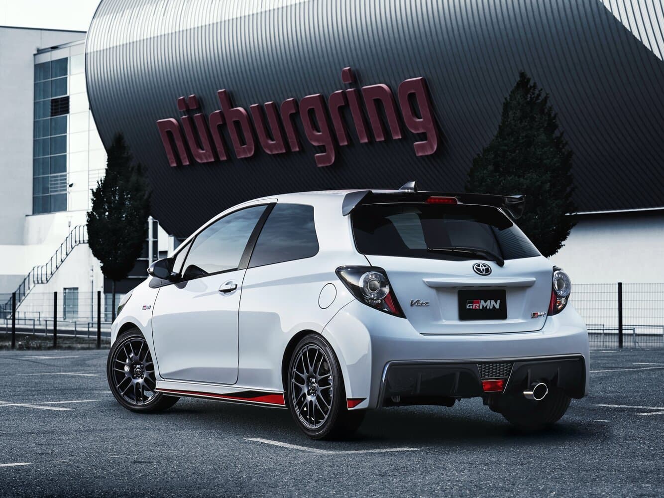 Toyota Vitz III (XP130) Рестайлинг Хэтчбек 3 дв. GRMN, фото 3