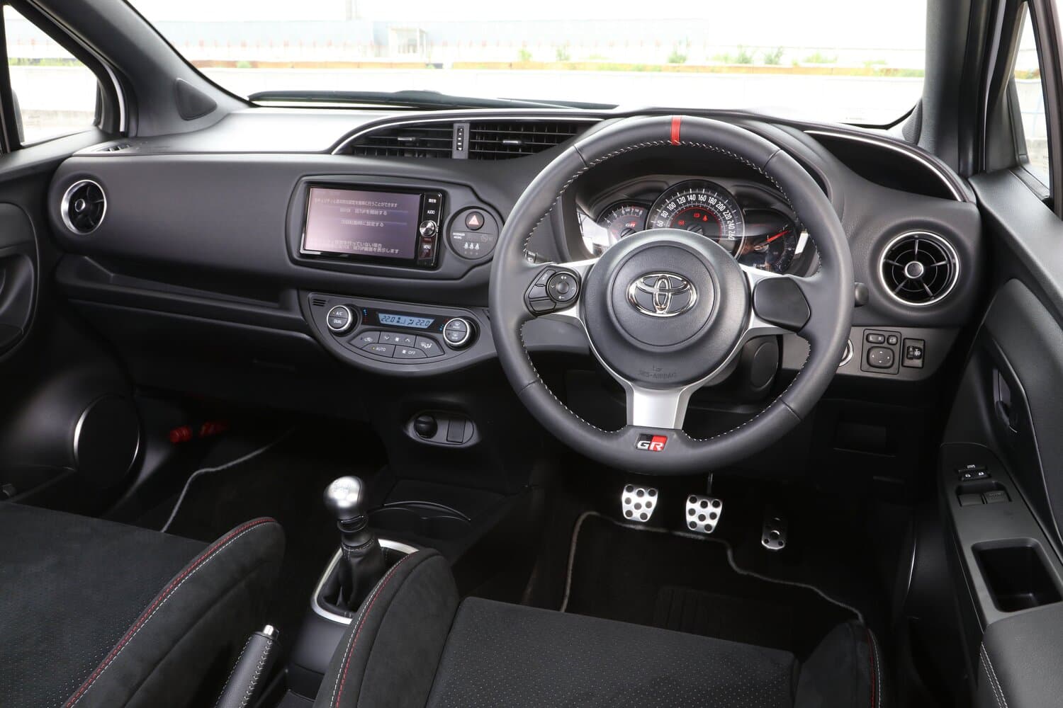 Toyota Vitz III (XP130) Рестайлинг Хэтчбек 3 дв. GRMN, фото 4