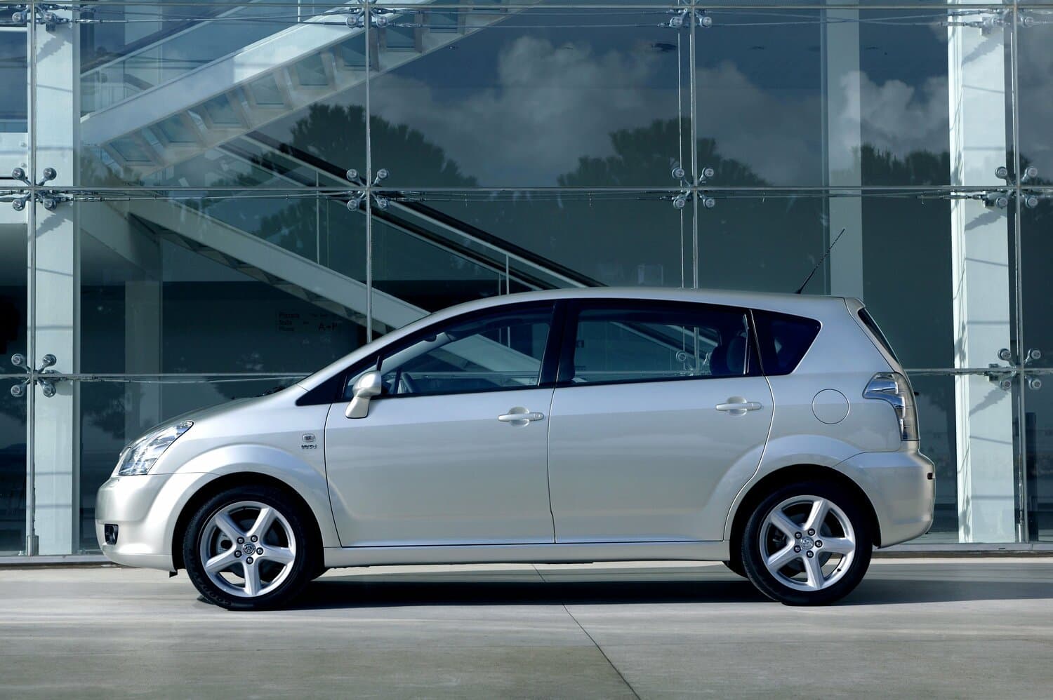 Toyota Corolla Verso I Рестайлинг 2 Компактвэн, фото 2
