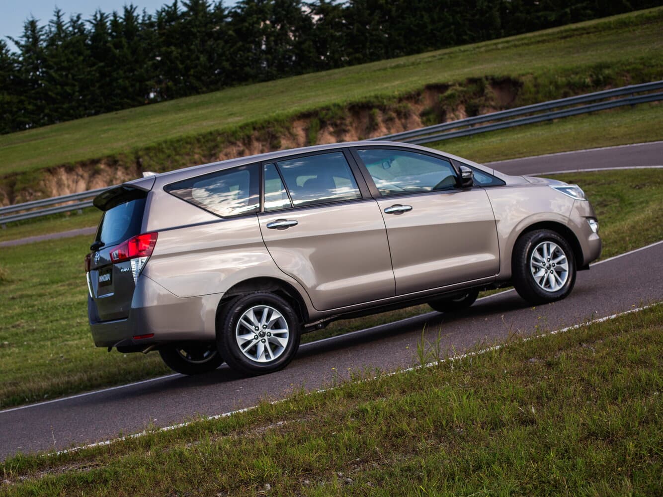 Toyota Innova II Компактвэн, фото 2