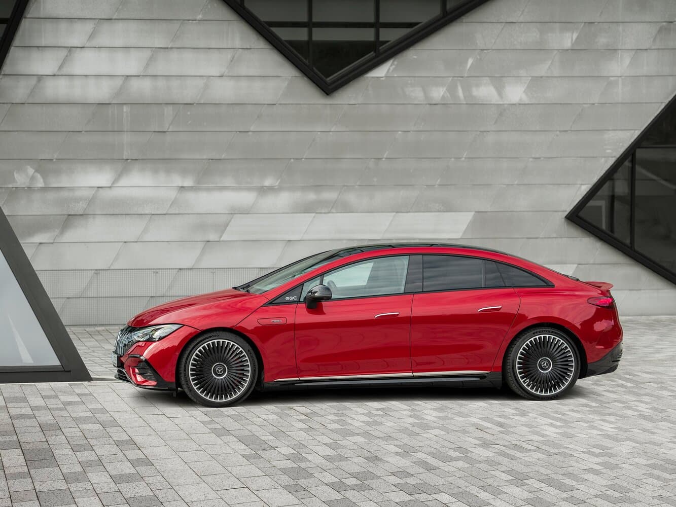 Mercedes-Benz EQE AMG Седан, фото 2