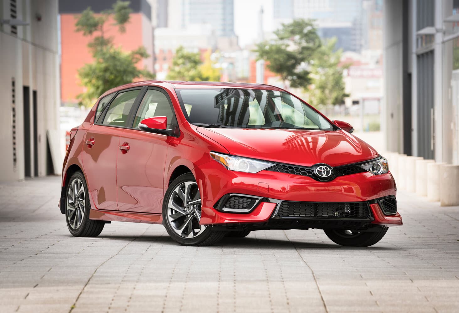 Toyota Corolla XI (E160, E170, E180) Рестайлинг 1 Хэтчбек 5 дв., фото 3