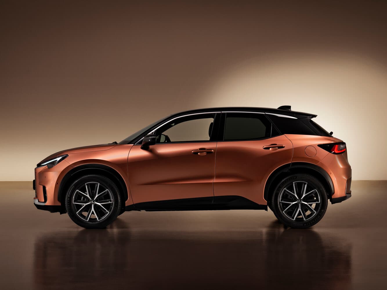 Lexus LBX  Внедорожник 5 дв., фото 2