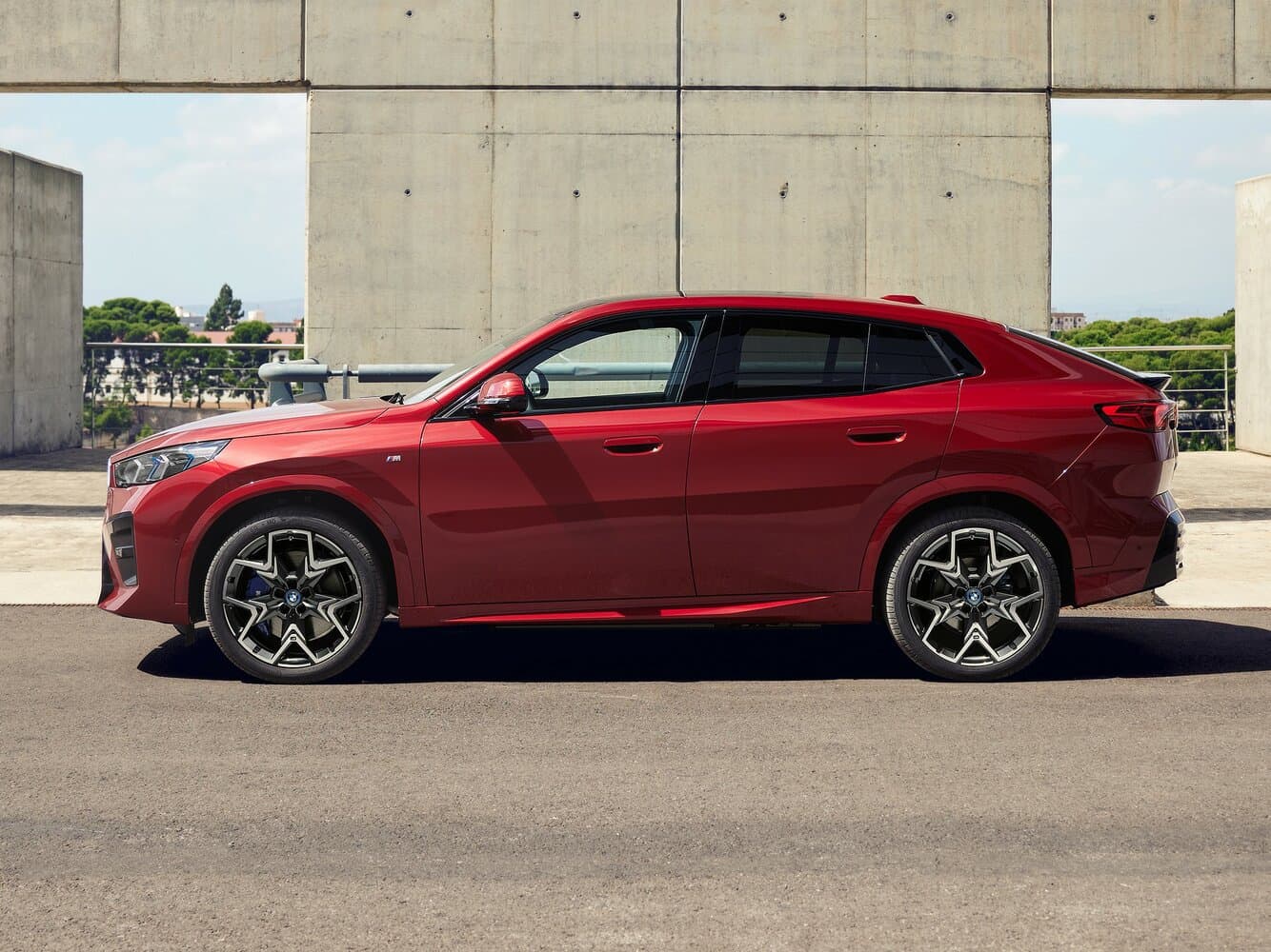 BMW iX2  Внедорожник 5 дв., фото 2