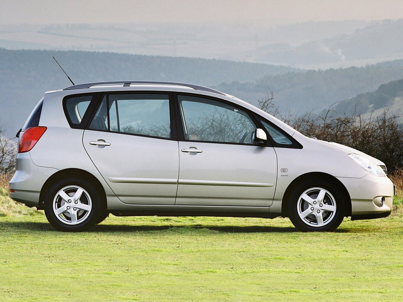 Toyota Corolla Verso I Компактвэн, фото 2