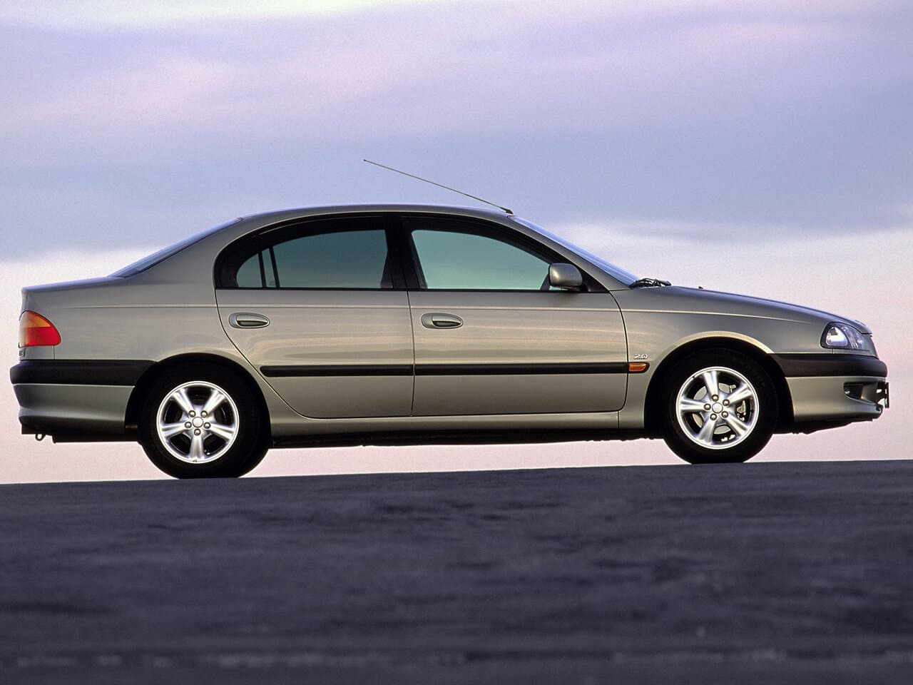 Toyota Avensis I Седан, фото 2