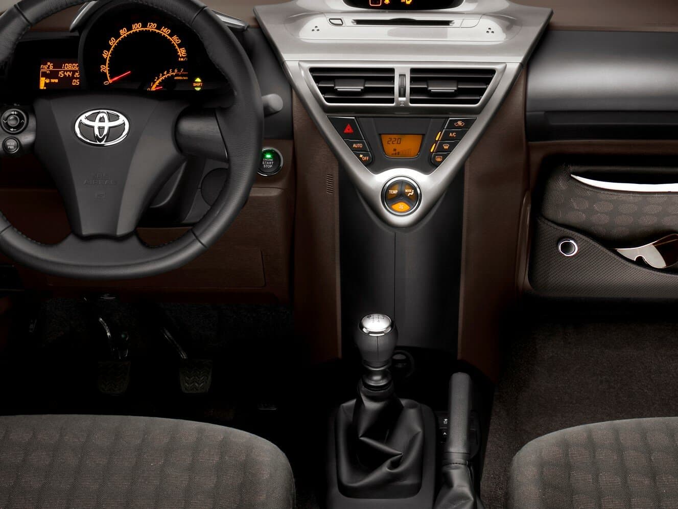 Toyota iQ  Хэтчбек 3 дв., фото 11