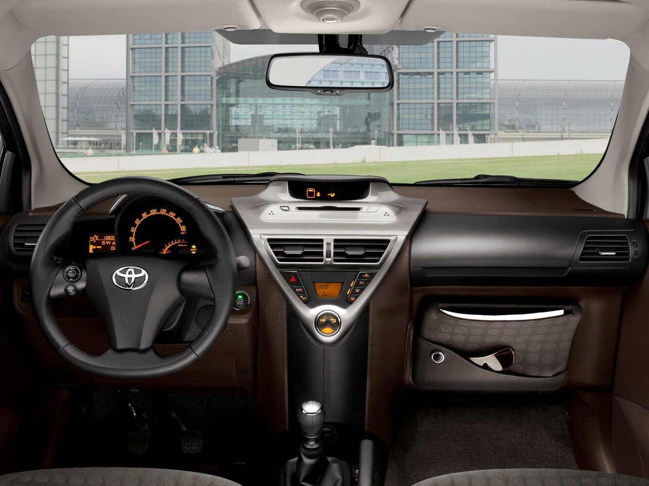Toyota iQ  Хэтчбек 3 дв., фото 6