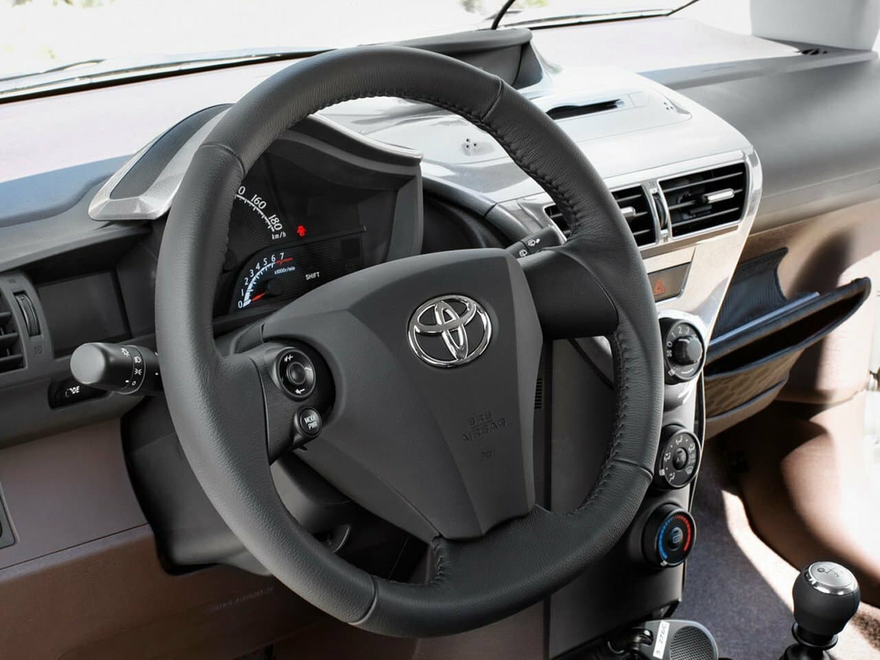 Toyota iQ  Хэтчбек 3 дв., фото 9