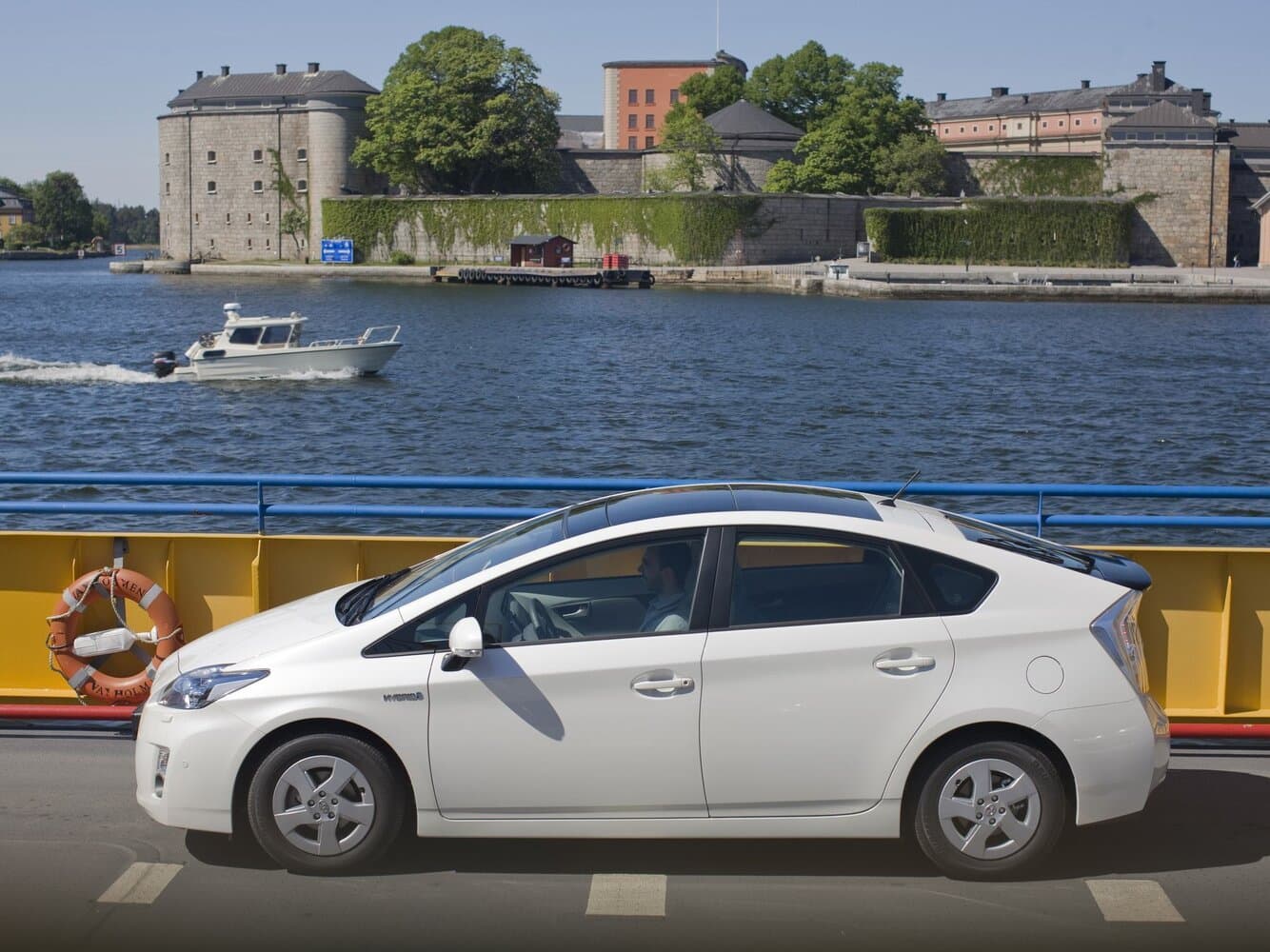 Toyota Prius III (XW30) Лифтбек, фото 2