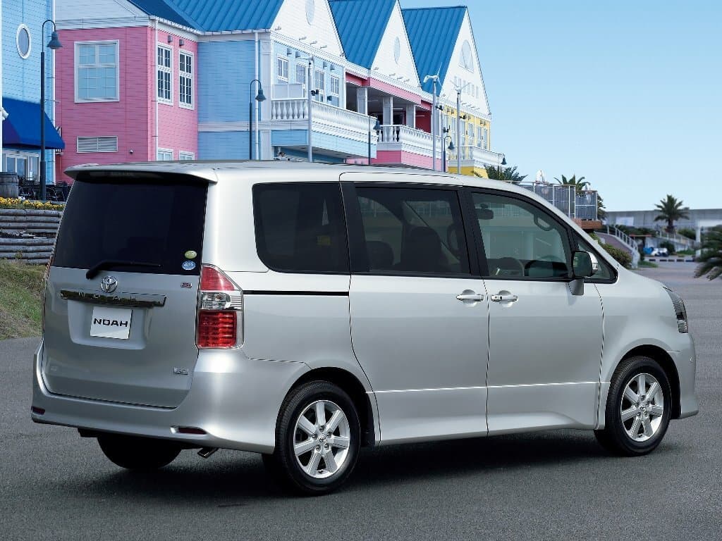 Toyota Noah II (R70) Минивэн, фото 2