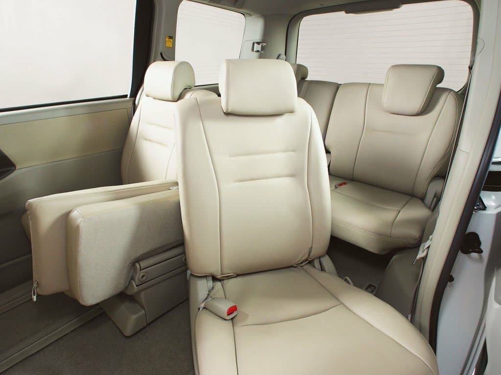 Toyota Noah II (R70) Минивэн, фото 3