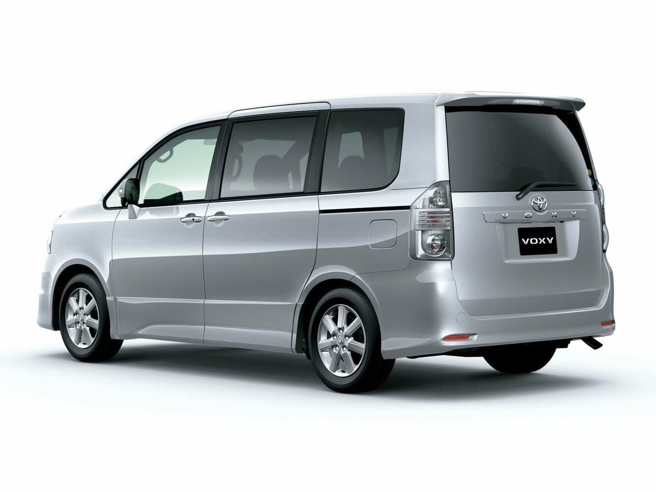 Toyota Voxy II (R70) Минивэн, фото 3