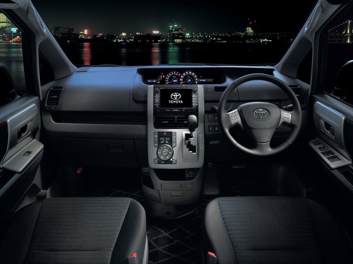 Toyota Voxy II (R70) Минивэн, фото 4
