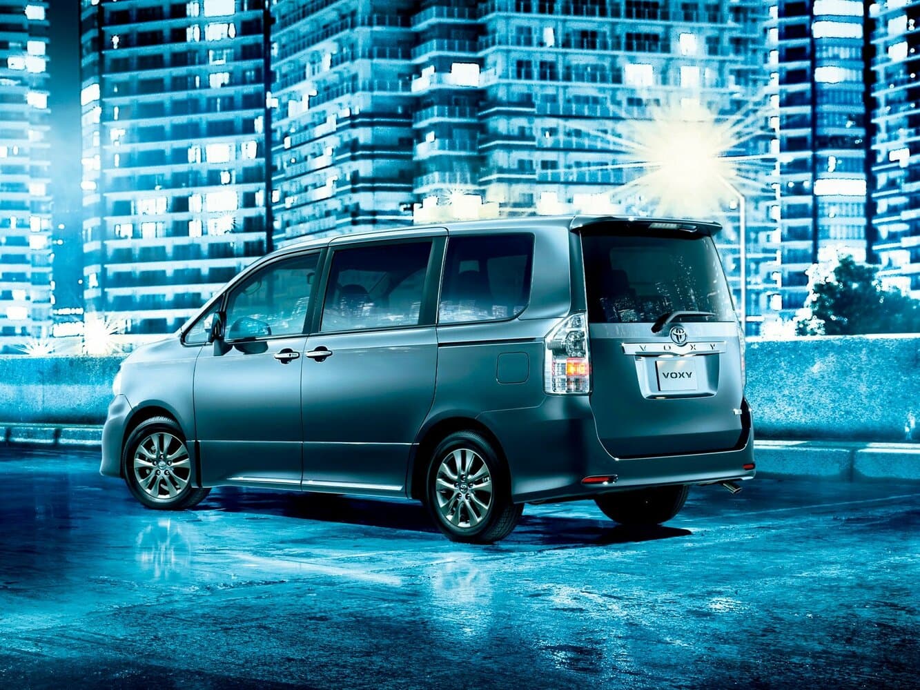Toyota Voxy II (R70) Рестайлинг Минивэн, фото 2
