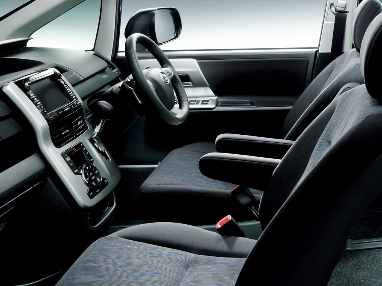 Toyota Voxy II (R70) Рестайлинг Минивэн, фото 4