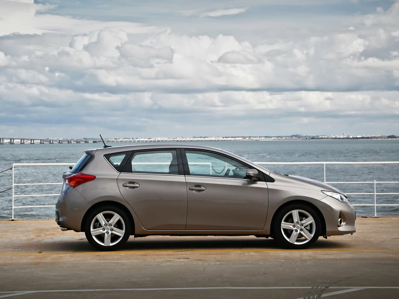 Toyota Auris II Хэтчбек 5 дв., фото 2