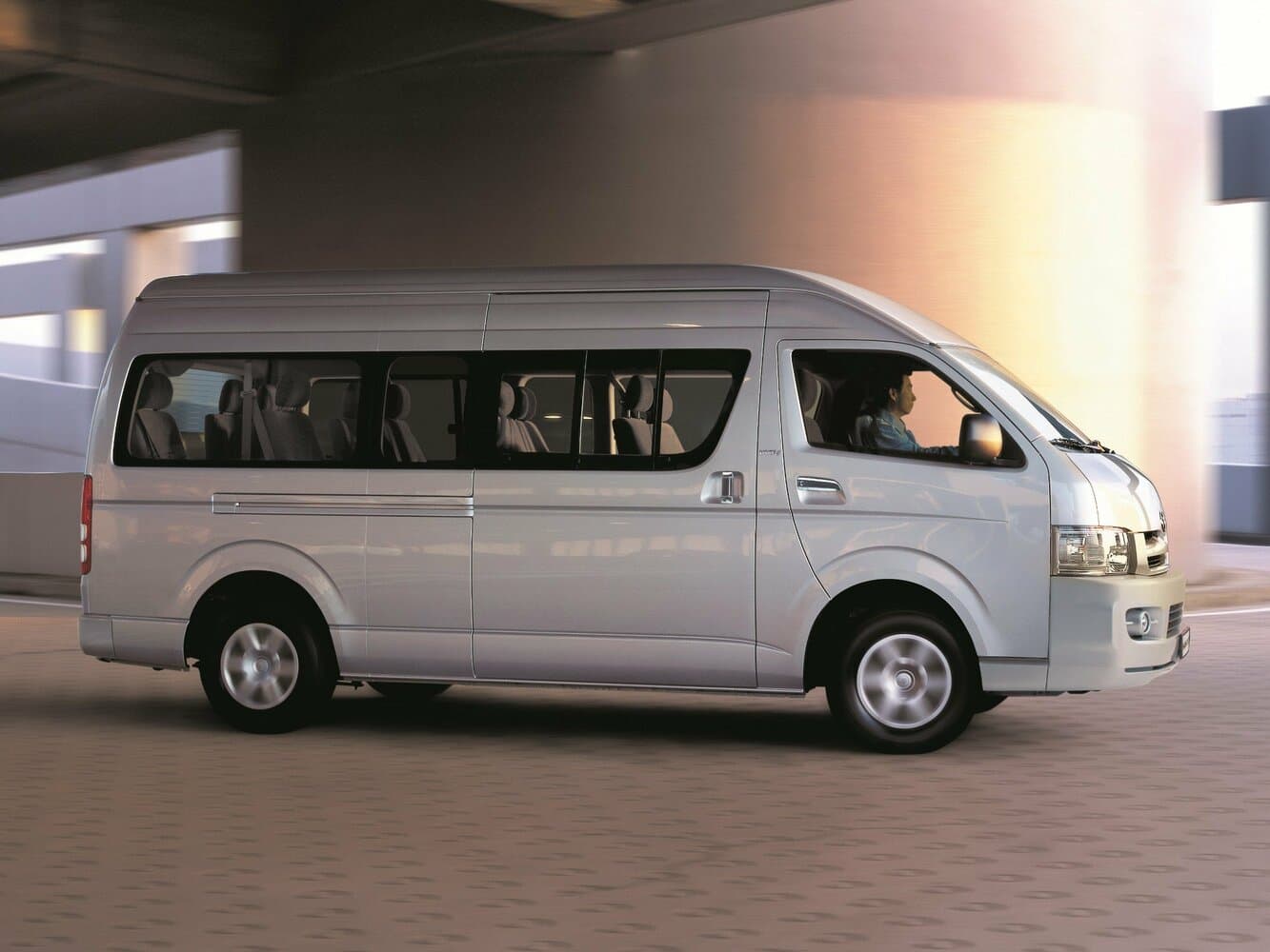 Toyota HiAce H200 Рестайлинг Минивэн, фото 2