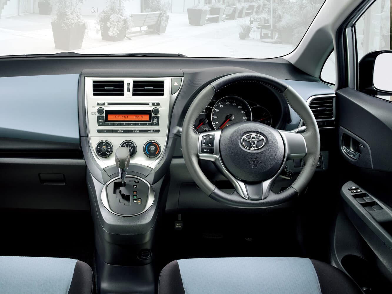 Toyota Ractis II Хэтчбек 5 дв., фото 4