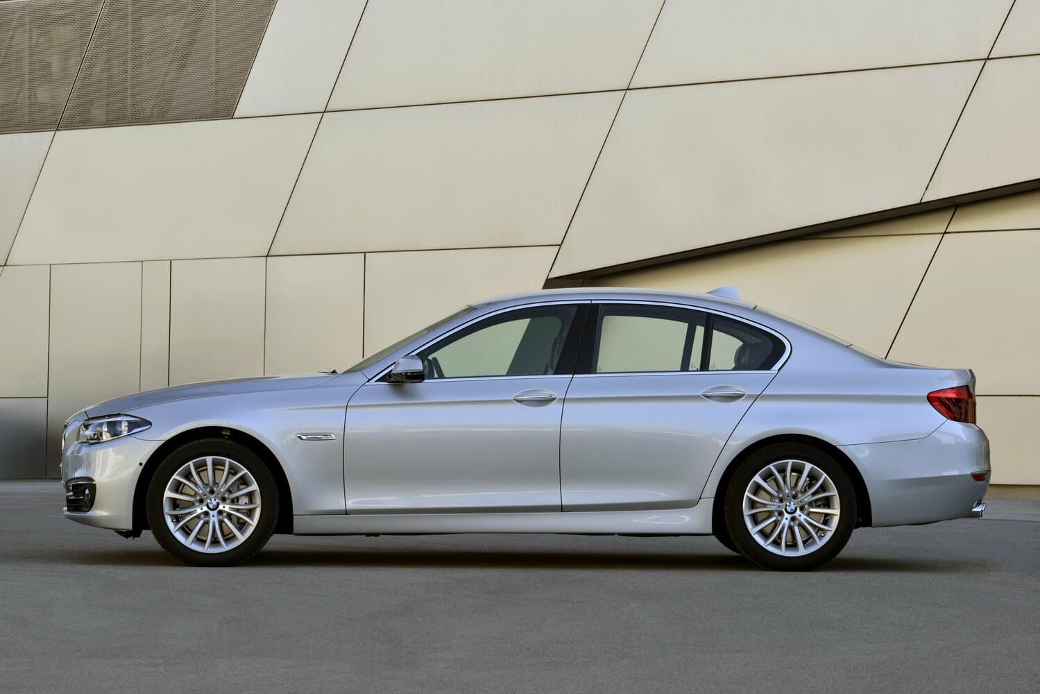 BMW 5 series VI (F10/F11/F07) Рестайлинг Седан, фото 2