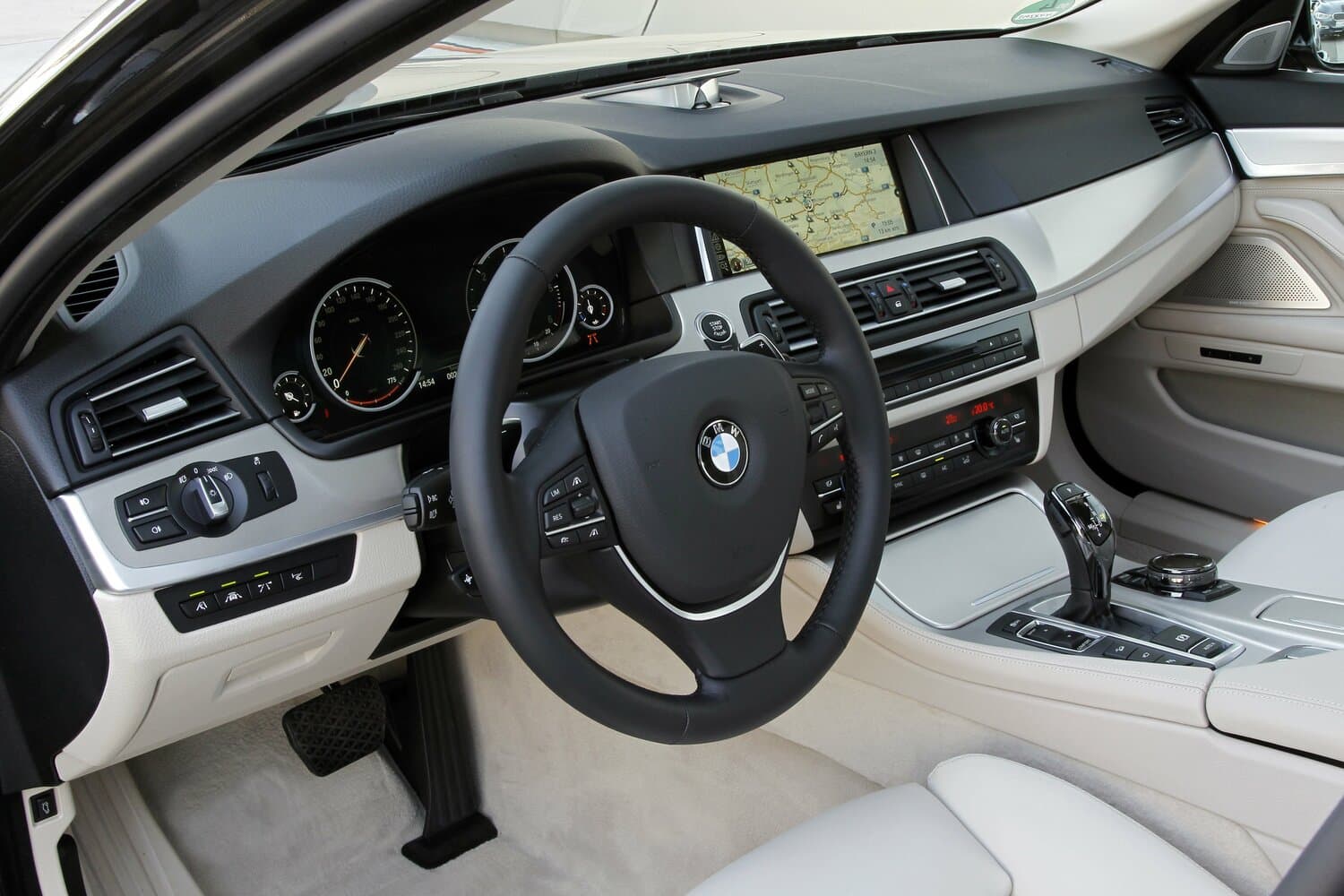 BMW 5 series VI (F10/F11/F07) Рестайлинг Универсал 5 дв., фото 9