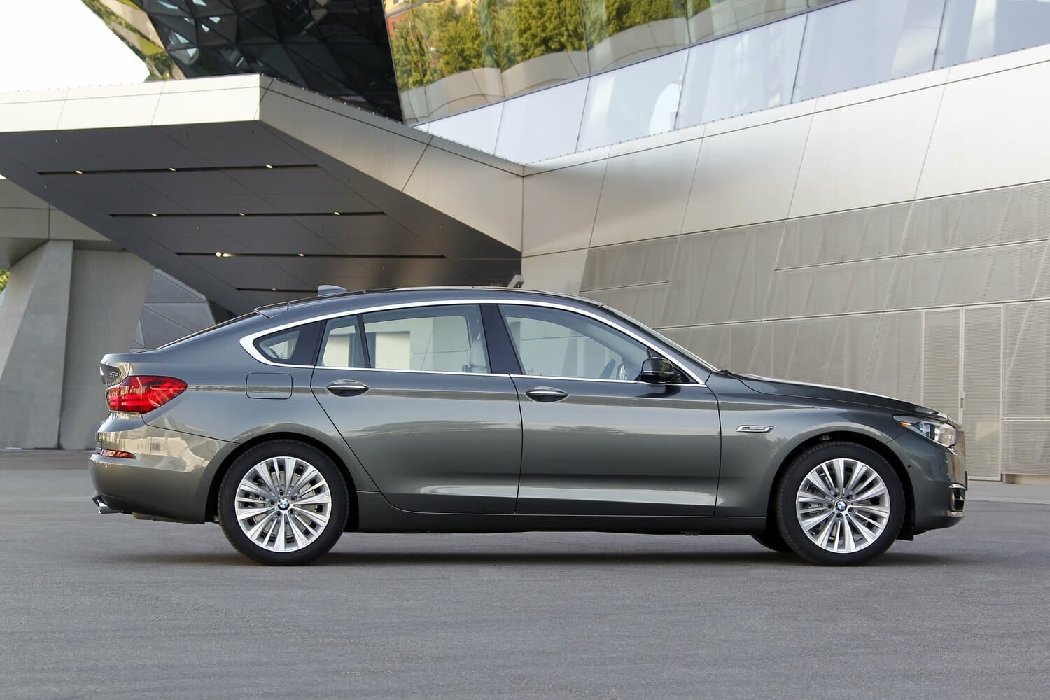 BMW 5 series VI (F10/F11/F07) Рестайлинг Лифтбек Gran Turismo, фото 2
