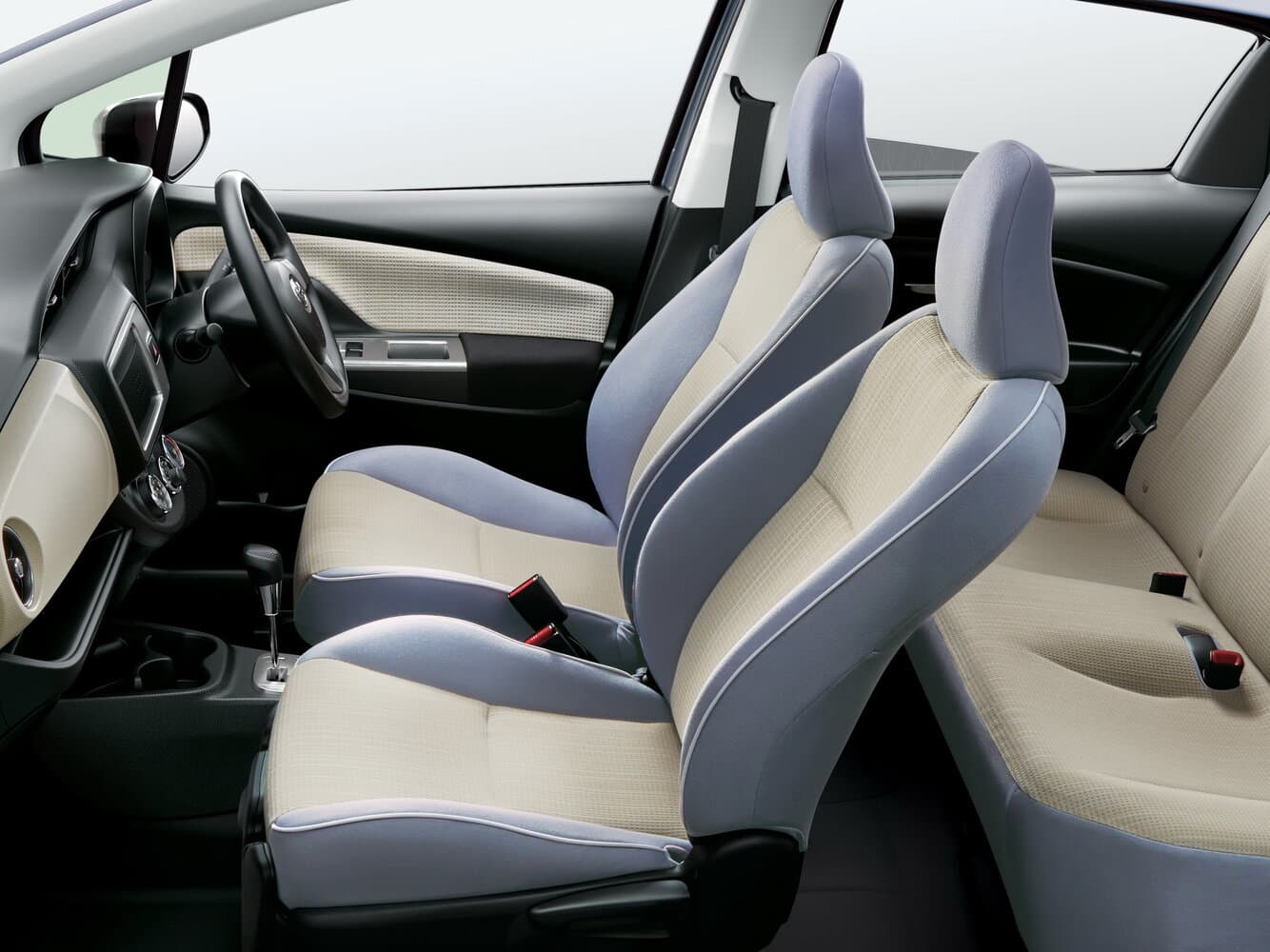 Toyota Vitz III (XP130) Рестайлинг Хэтчбек 5 дв., фото 5
