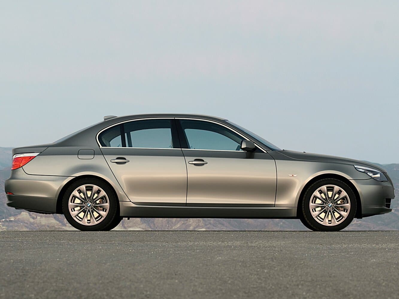 BMW 5 series V (E60/E61) Рестайлинг Седан, фото 2