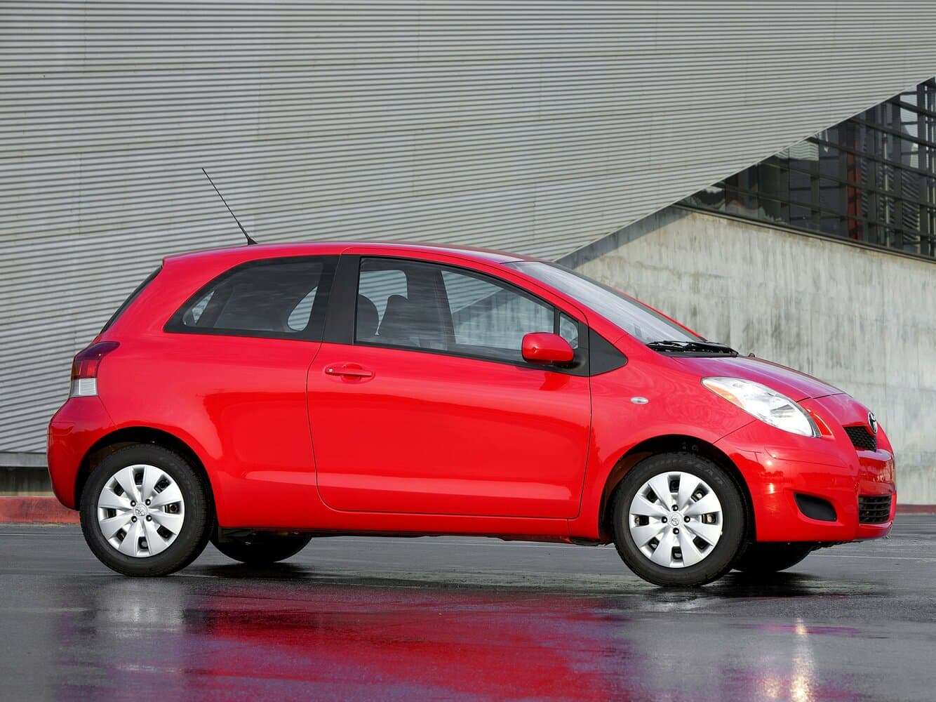 Toyota Yaris II Рестайлинг Хэтчбек 3 дв., фото 2